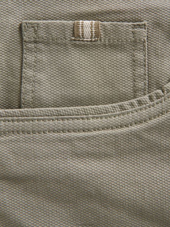 măsline Reserved bărbați îmbrăcăminte pantaloni scurți slim fit 648HZ1436